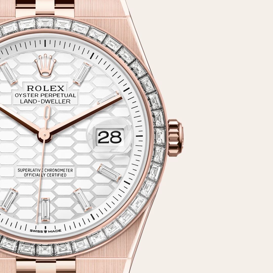Rolex Land-Dweller 40 in Oystersteelcon “Butterfly mother-of-pearl pavé”, lunetta Domed, bracciale Oystersteel