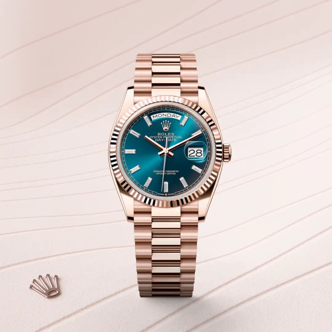 Rolex Day-Date 36 in Oystersteelcon “Butterfly mother-of-pearl pavé”, lunetta Domed, bracciale Oystersteel