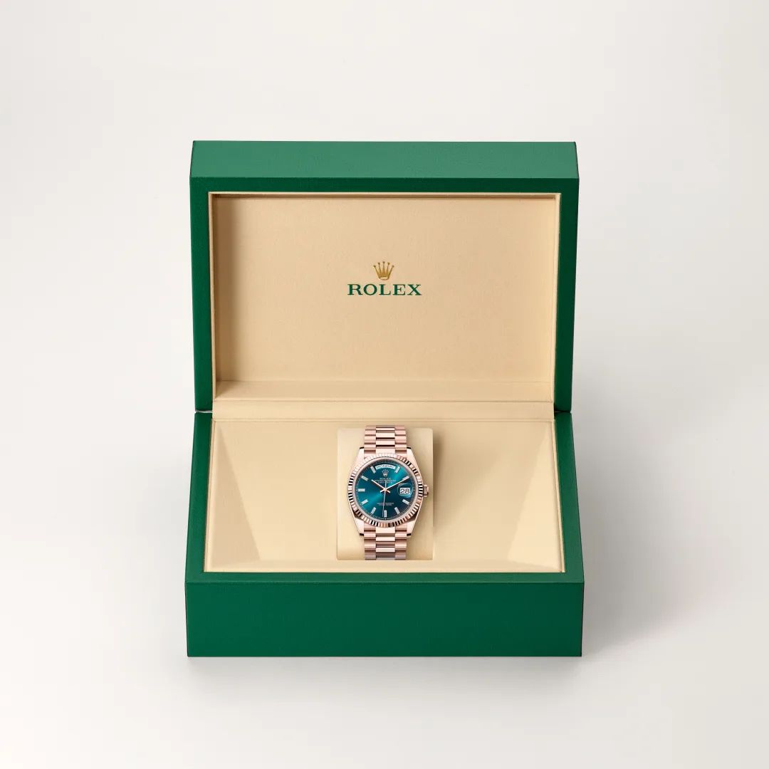 Rolex Day-Date 36 in Oystersteelcon “Butterfly mother-of-pearl pavé”, lunetta Domed, bracciale Oystersteel