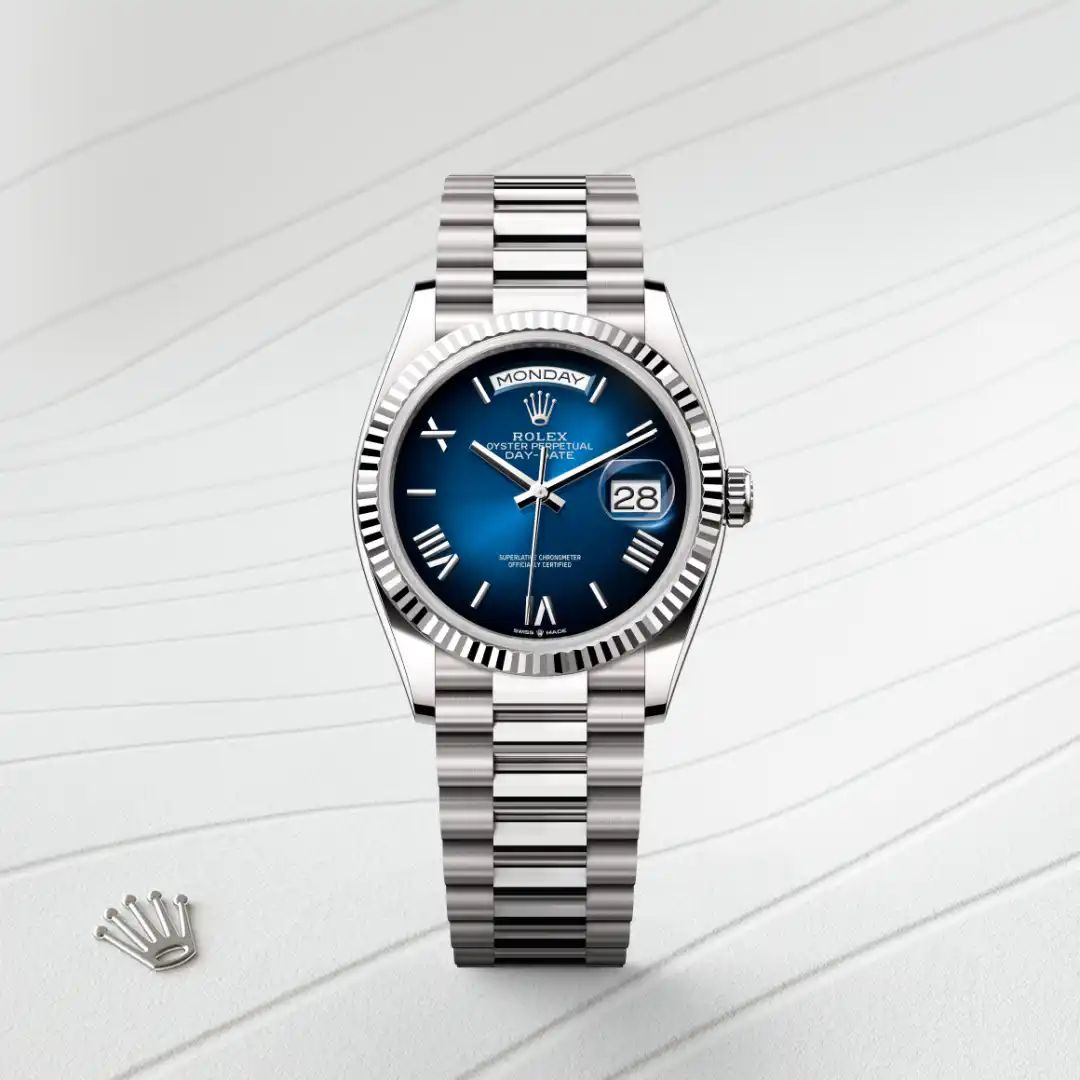 Rolex Day-Date 36 in Oystersteelcon “Butterfly mother-of-pearl pavé”, lunetta Domed, bracciale Oystersteel