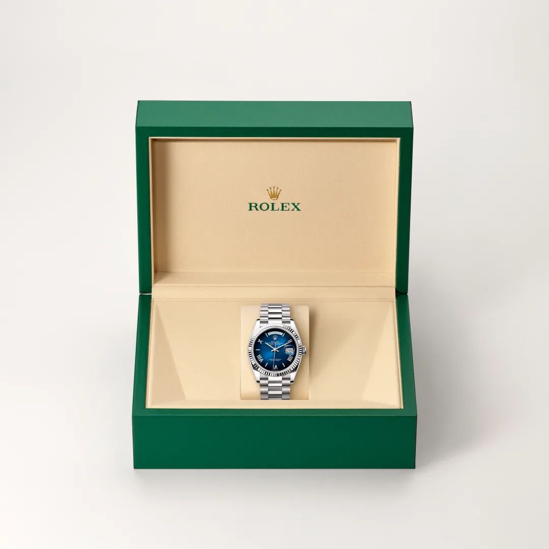 Rolex Day-Date 36 in Oystersteelcon “Butterfly mother-of-pearl pavé”, lunetta Domed, bracciale Oystersteel