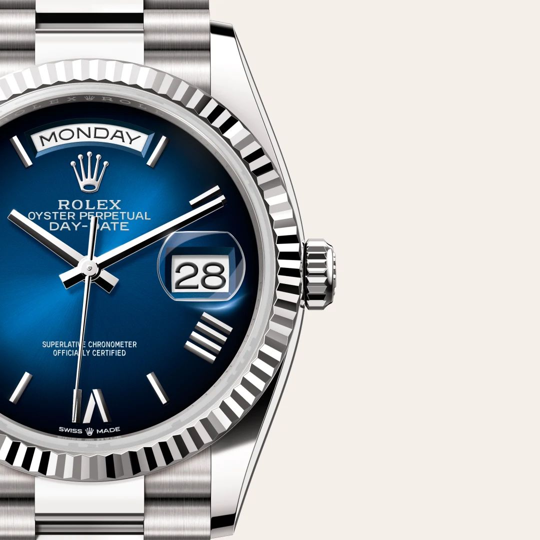 Rolex Day-Date 36 in Oystersteelcon “Butterfly mother-of-pearl pavé”, lunetta Domed, bracciale Oystersteel