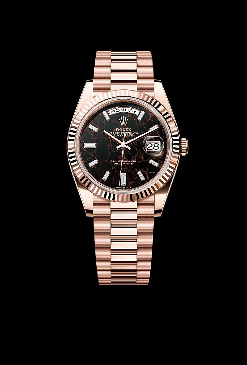 Rolex Day-Date 40 in Oystersteelcon “Butterfly mother-of-pearl pavé”, lunetta Domed, bracciale Oystersteel