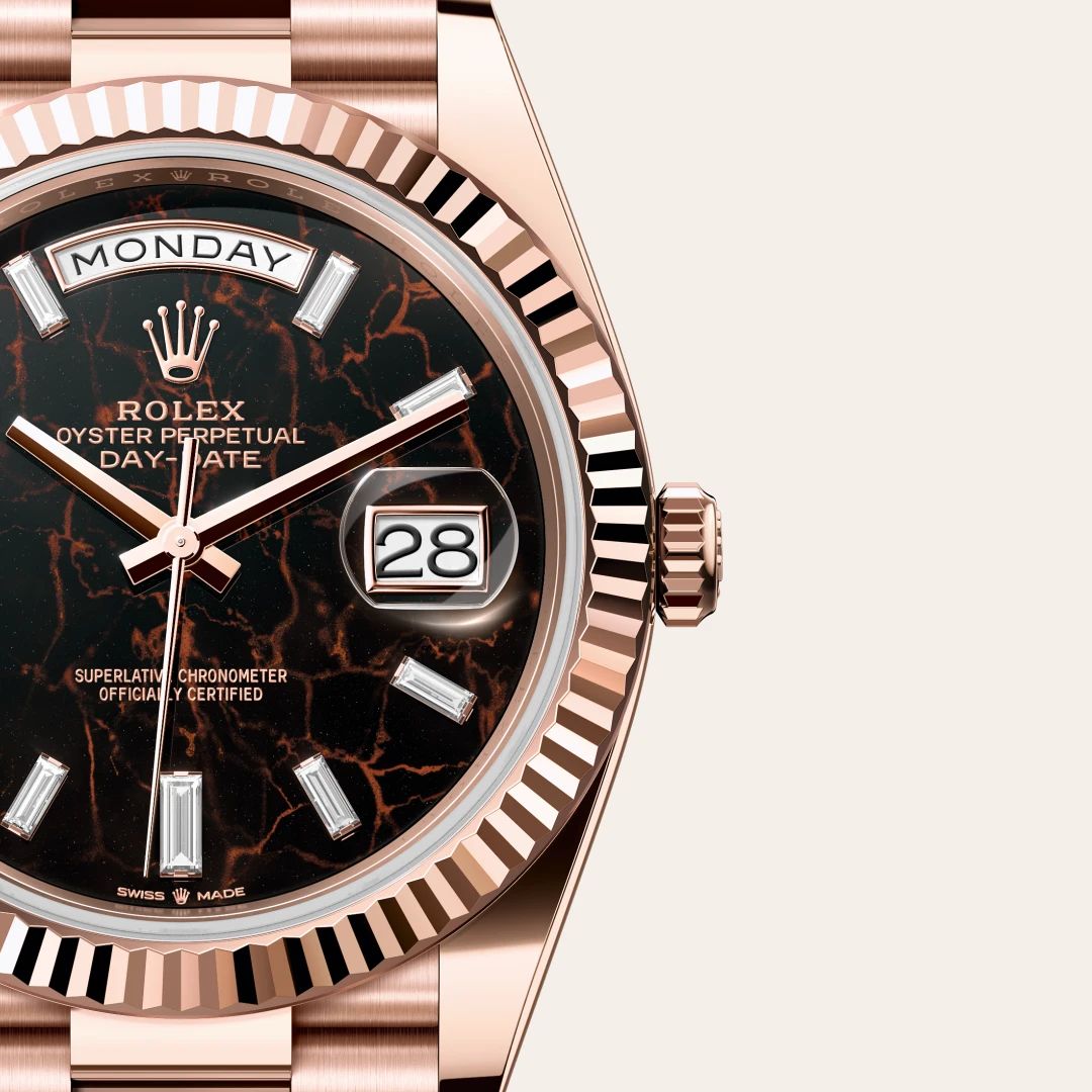 Rolex Day-Date 40 in Oystersteelcon “Butterfly mother-of-pearl pavé”, lunetta Domed, bracciale Oystersteel