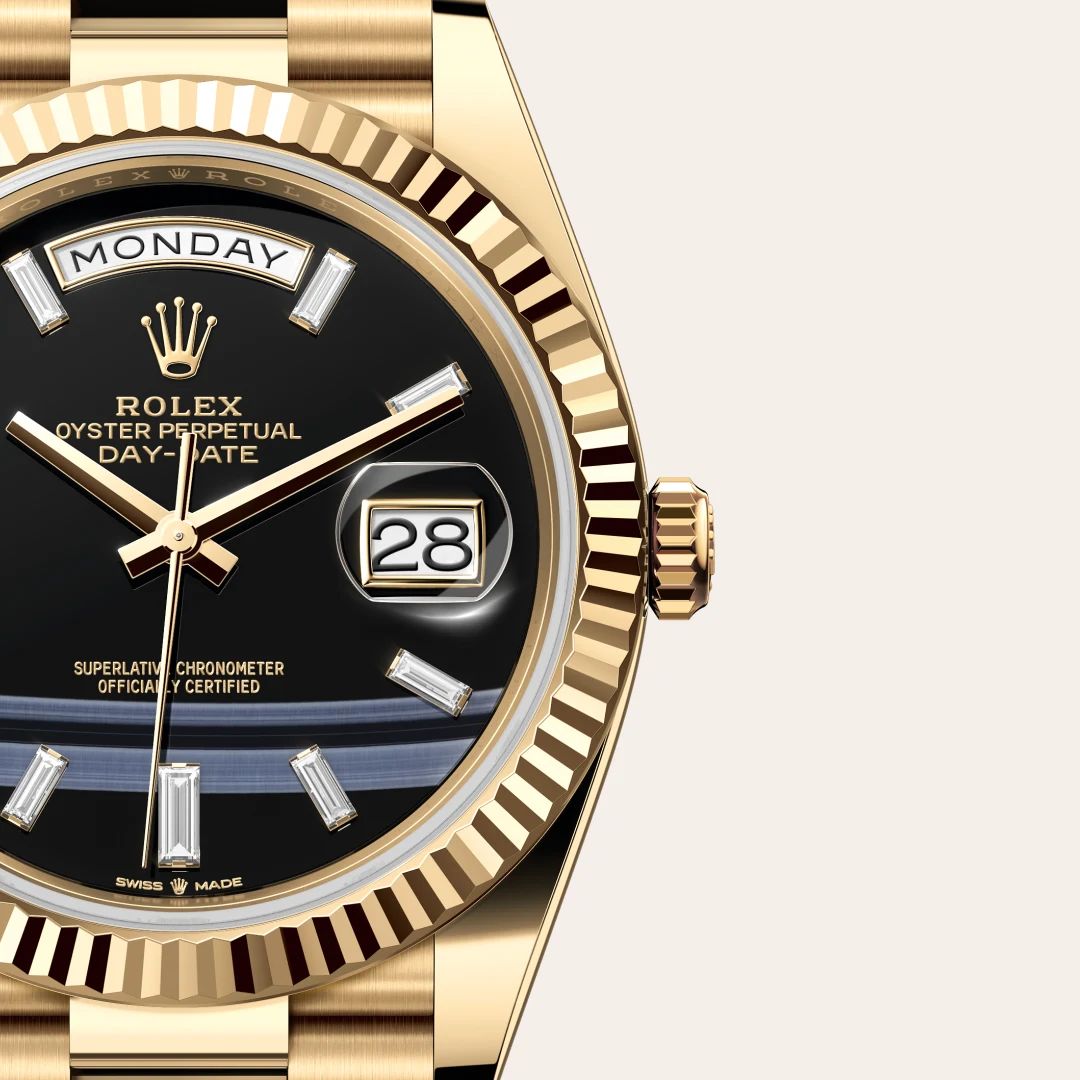 Rolex Day-Date 40 in Oystersteelcon “Butterfly mother-of-pearl pavé”, lunetta Domed, bracciale Oystersteel