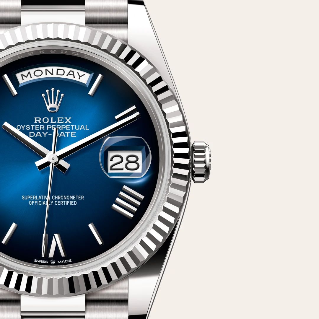 Rolex Day-Date 40 in Oystersteelcon “Butterfly mother-of-pearl pavé”, lunetta Domed, bracciale Oystersteel