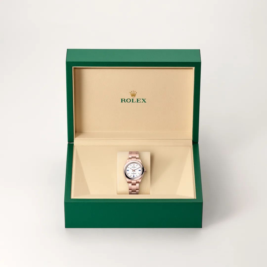 Rolex Oyster Perpetual 28 in Oystersteelcon “Butterfly mother-of-pearl pavé”, lunetta Domed, bracciale Oystersteel