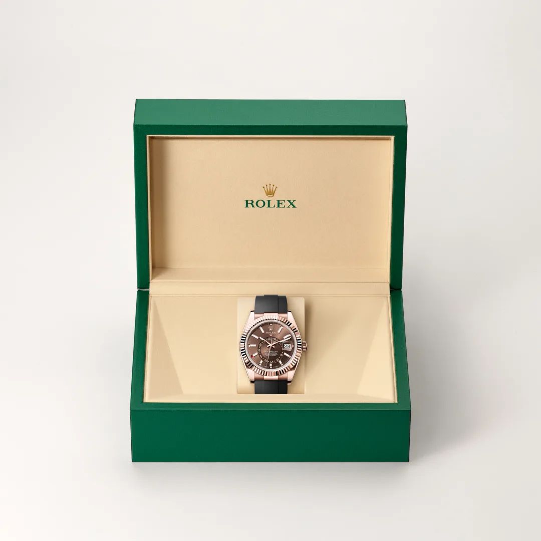 Rolex Sky-Dweller in Acciaio Oystersteelcon “Pavé madreperla farfalle”, lunetta Bombata, bracciale Acciaio Oystersteel