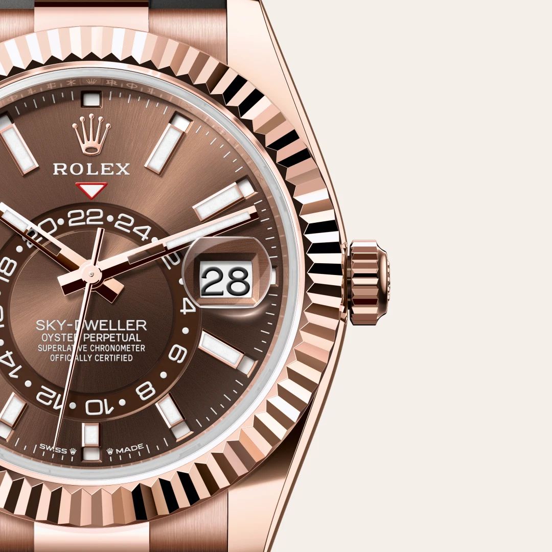 Rolex Sky-Dweller in Acciaio Oystersteelcon “Pavé madreperla farfalle”, lunetta Bombata, bracciale Acciaio Oystersteel