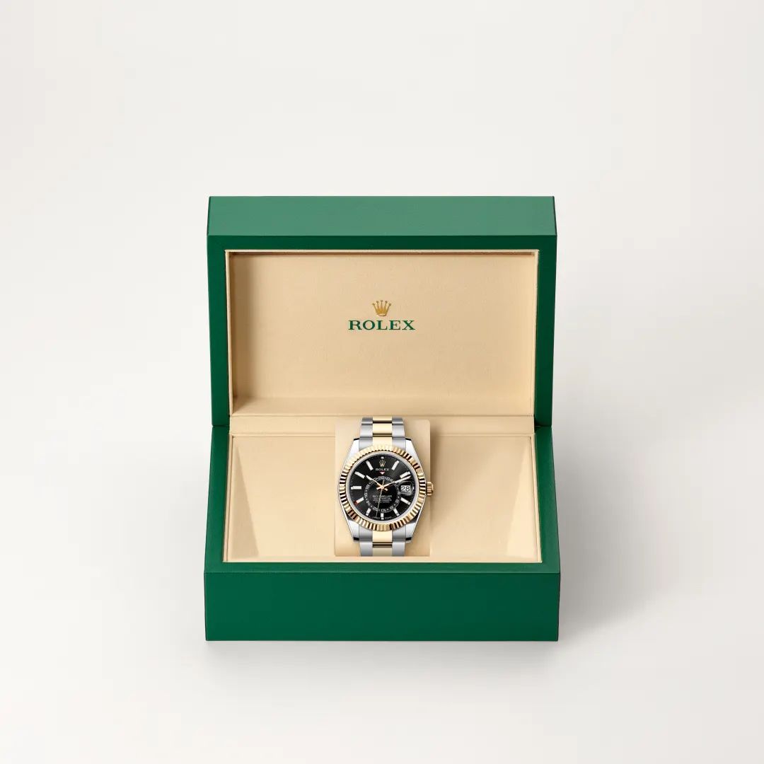 Rolex Sky-Dweller in Acciaio Oystersteelcon “Pavé madreperla farfalle”, lunetta Bombata, bracciale Acciaio Oystersteel