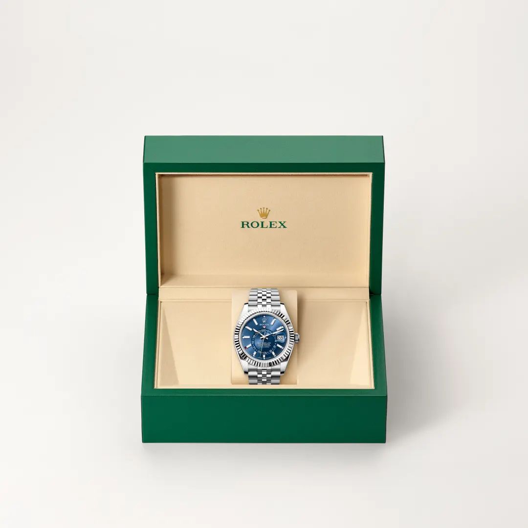 Rolex Sky-Dweller in Oystersteelcon “Butterfly mother-of-pearl pavé”, lunetta Domed, bracciale Oystersteel