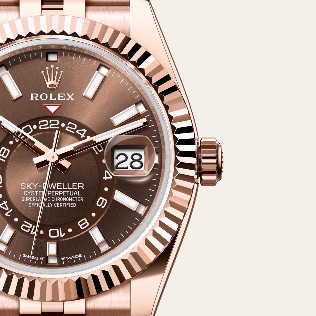 Rolex Sky-Dweller in Oystersteelcon “Butterfly mother-of-pearl pavé”, lunetta Domed, bracciale Oystersteel