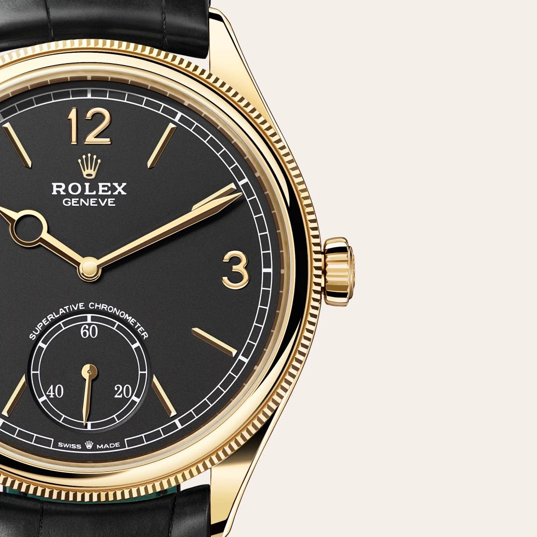 Rolex 1908 in Oystersteelcon “Butterfly mother-of-pearl pavé”, lunetta Domed, bracciale Oystersteel