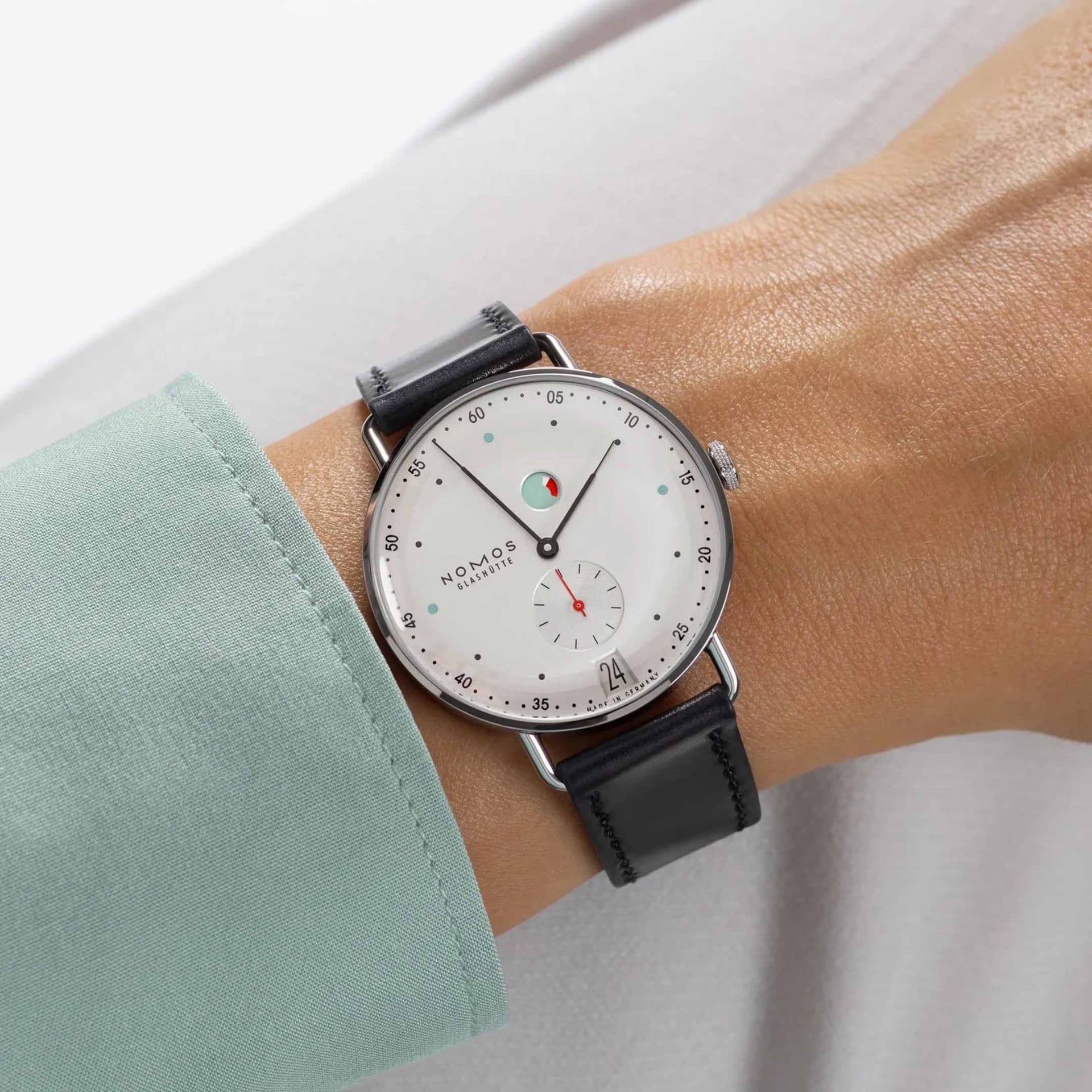 NOMOS Glashütte Metro Datario Indicatore di Carica 37 MM 1101
