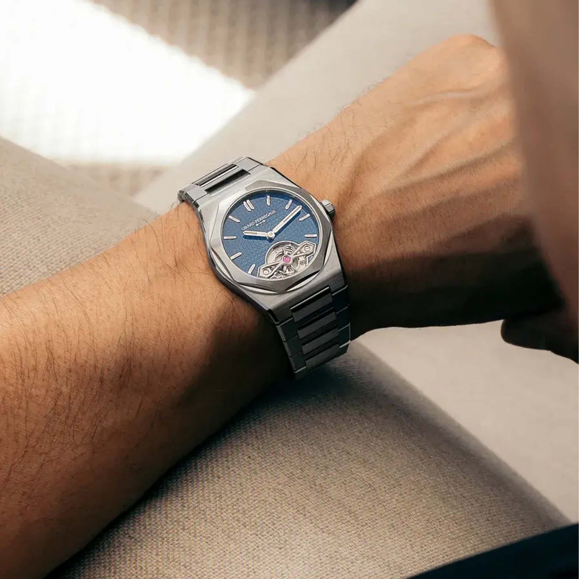 GIRARD PERREGAUX Laureato Fifty Tourbillon Micro-rotor 39 MM 99116-11-3528-1CM