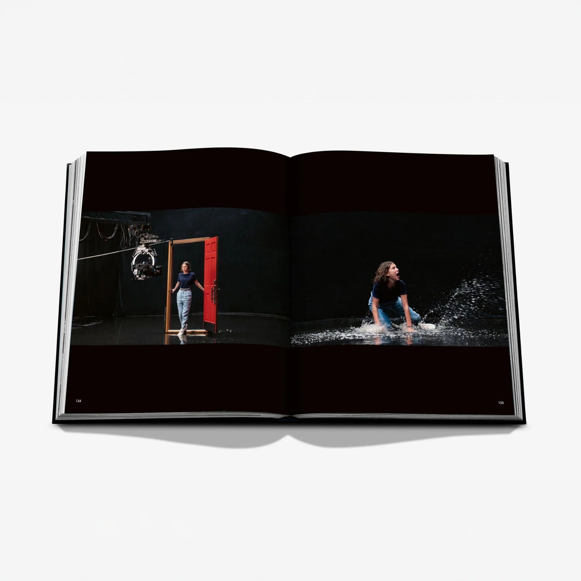 ASSOULINE Libro Stranger Things 28 x 6 x H 36 CM 9781649806406