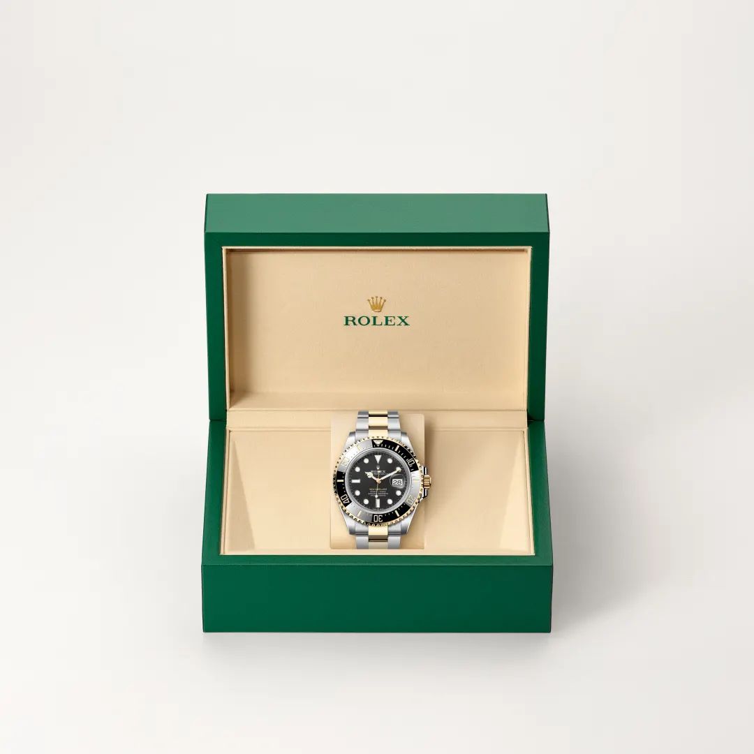 Rolex Sea-Dweller in Oystersteelcon “Butterfly mother-of-pearl pavé”, lunetta Domed, bracciale Oystersteel