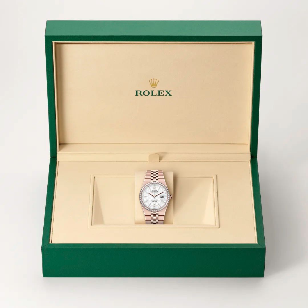 Rolex Land-Dweller 36 in Acciaio Oystersteelcon “Pavé madreperla farfalle”, lunetta Bombata, bracciale Acciaio Oystersteel