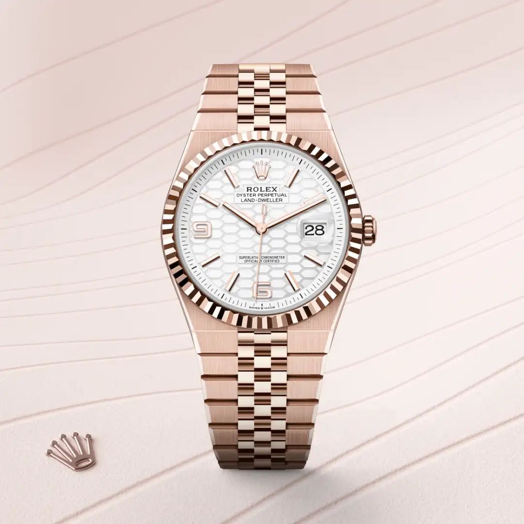 Rolex Land-Dweller 40 in Oystersteelcon “Butterfly mother-of-pearl pavé”, lunetta Domed, bracciale Oystersteel