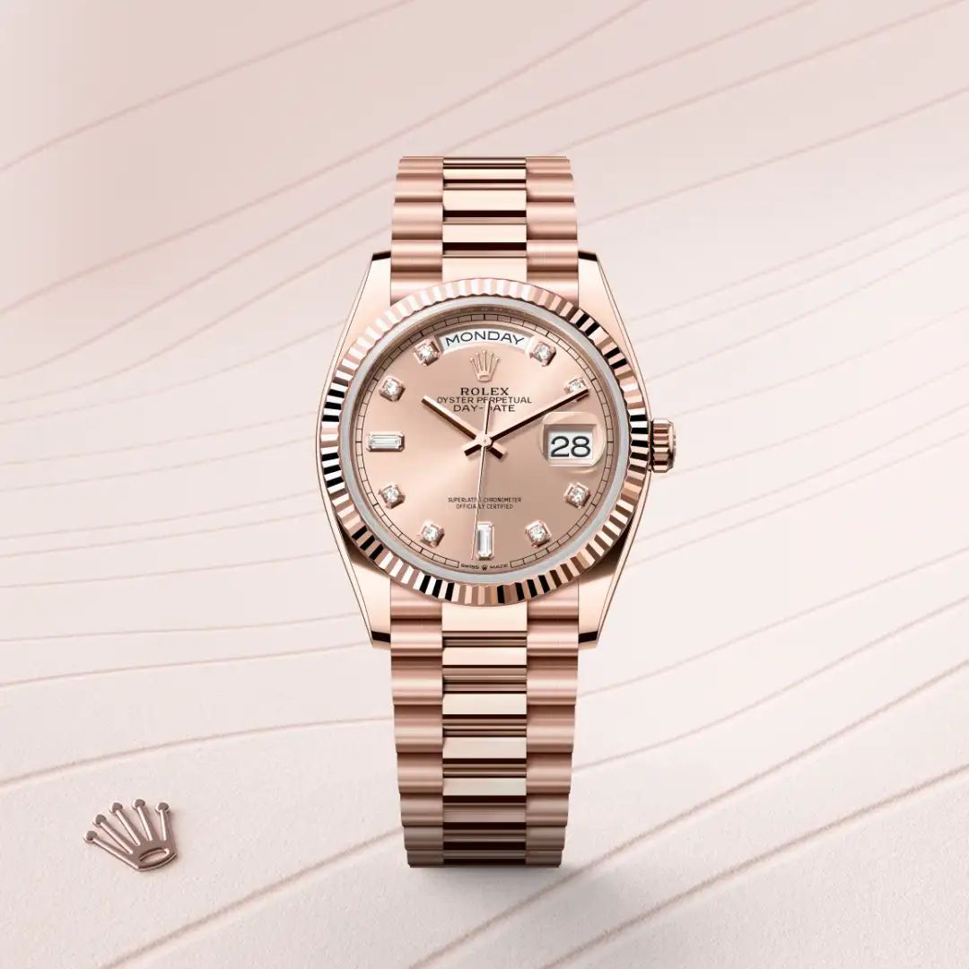 Rolex Day-Date 36 in Oystersteelcon “Butterfly mother-of-pearl pavé”, lunetta Domed, bracciale Oystersteel