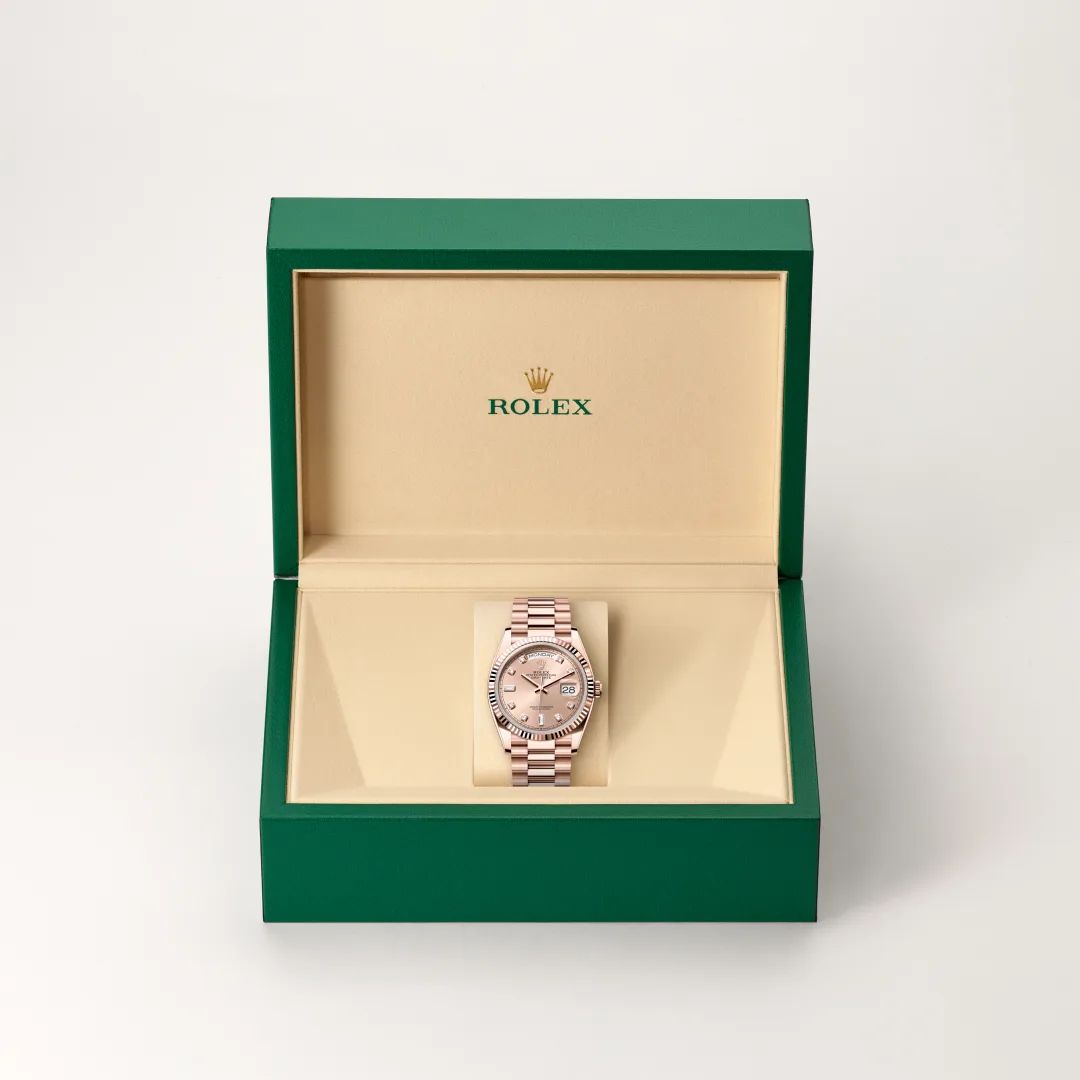 Rolex Day-Date 36 in Oystersteelcon “Butterfly mother-of-pearl pavé”, lunetta Domed, bracciale Oystersteel