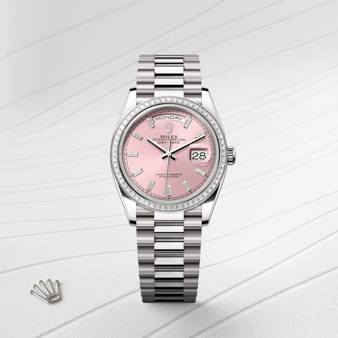 Rolex Day-Date 36 in Oystersteelcon “Butterfly mother-of-pearl pavé”, lunetta Domed, bracciale Oystersteel