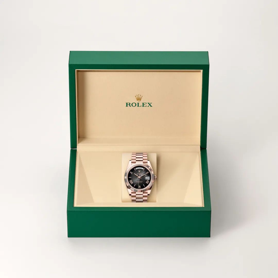 Rolex Day-Date 40 in Oystersteelcon “Butterfly mother-of-pearl pavé”, lunetta Domed, bracciale Oystersteel