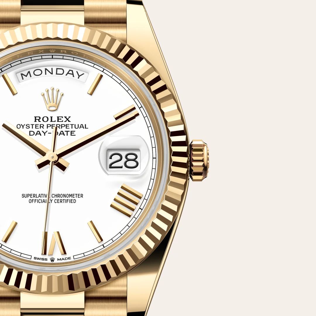 Rolex Day-Date 40 in Oystersteelcon “Butterfly mother-of-pearl pavé”, lunetta Domed, bracciale Oystersteel