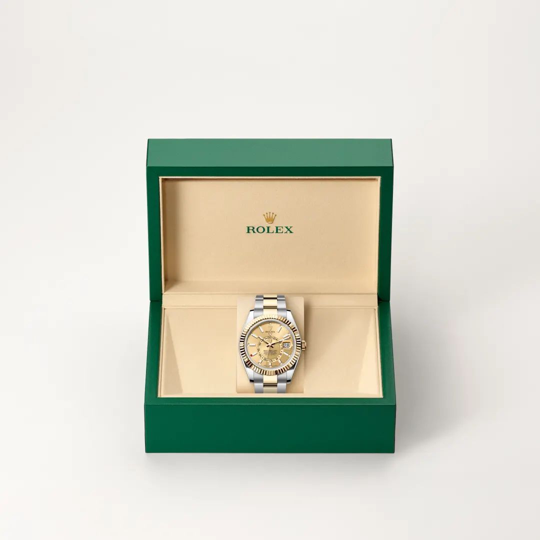 Rolex Sky-Dweller in Oystersteelcon “Butterfly mother-of-pearl pavé”, lunetta Domed, bracciale Oystersteel