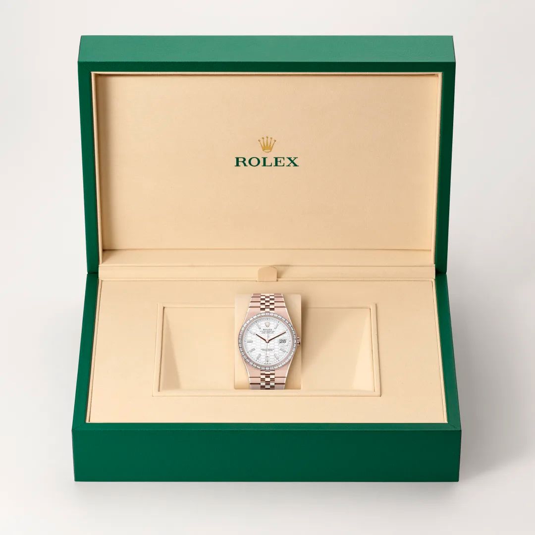 Rolex Land-Dweller 40 in Oystersteelcon “Butterfly mother-of-pearl pavé”, lunetta Domed, bracciale Oystersteel