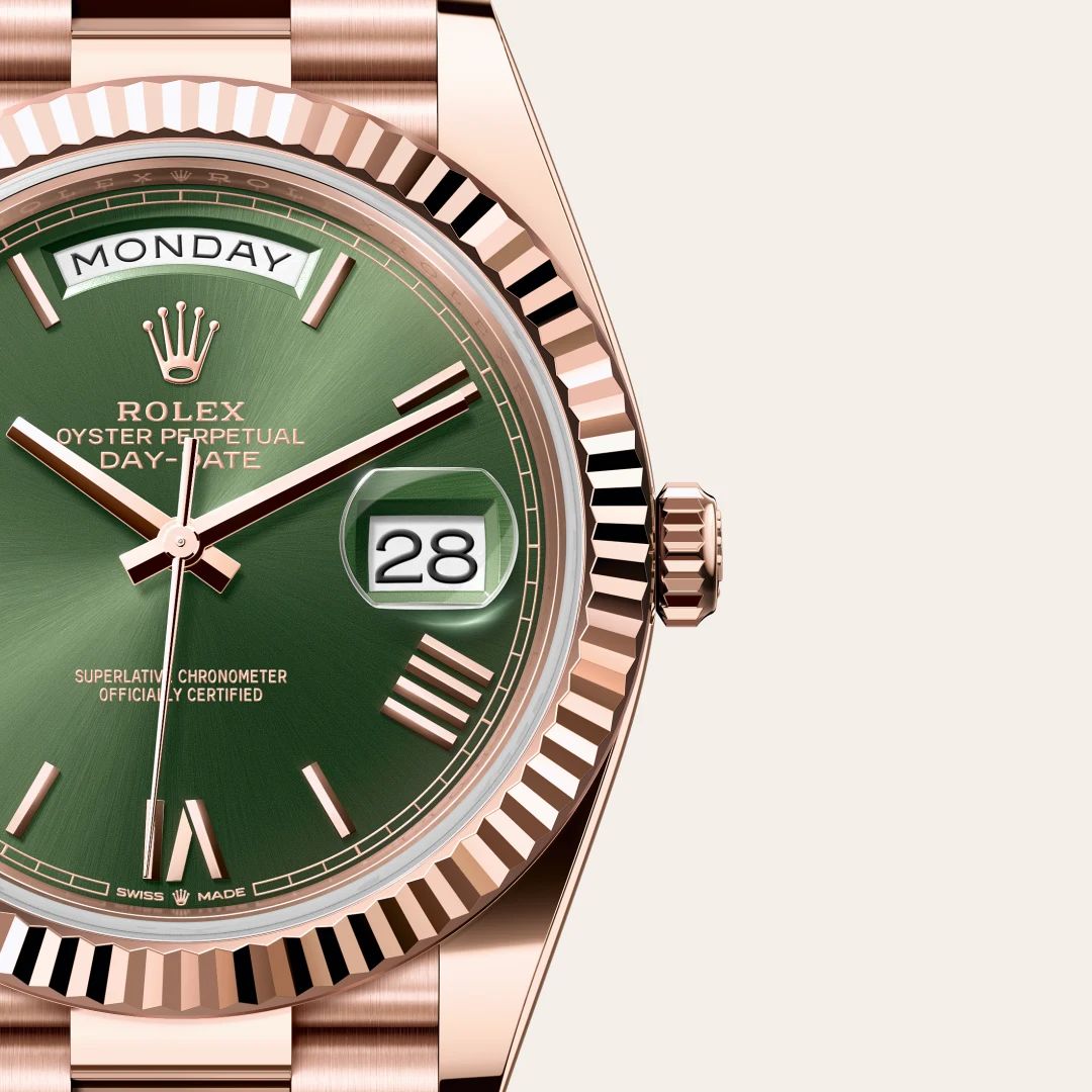 Rolex Day-Date 40 in Acciaio Oystersteelcon “Pavé madreperla farfalle”, lunetta Bombata, bracciale Acciaio Oystersteel