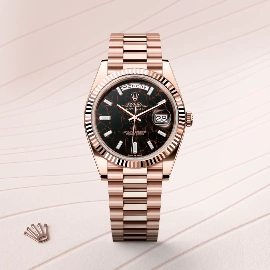 Rolex Day-Date 40 in Oystersteelcon “Butterfly mother-of-pearl pavé”, lunetta Domed, bracciale Oystersteel