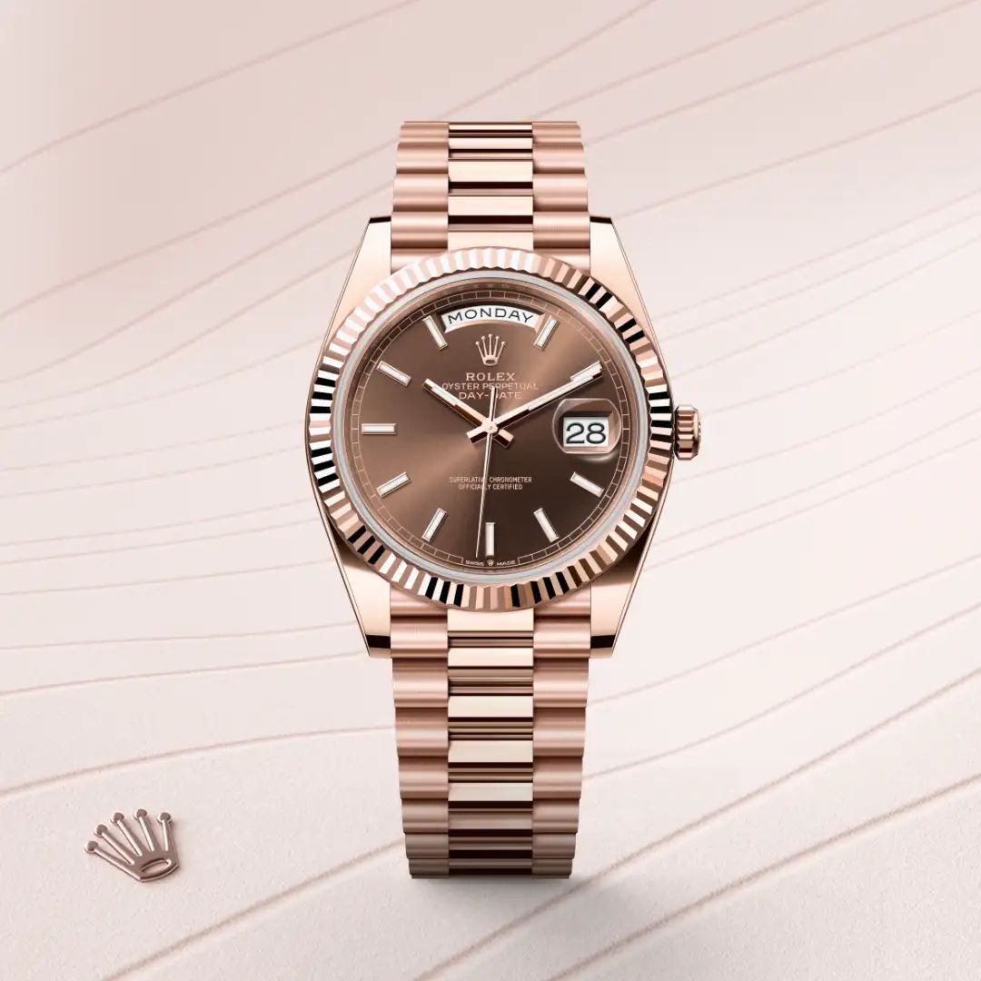 Rolex Day-Date 40 in Oystersteelcon “Butterfly mother-of-pearl pavé”, lunetta Domed, bracciale Oystersteel