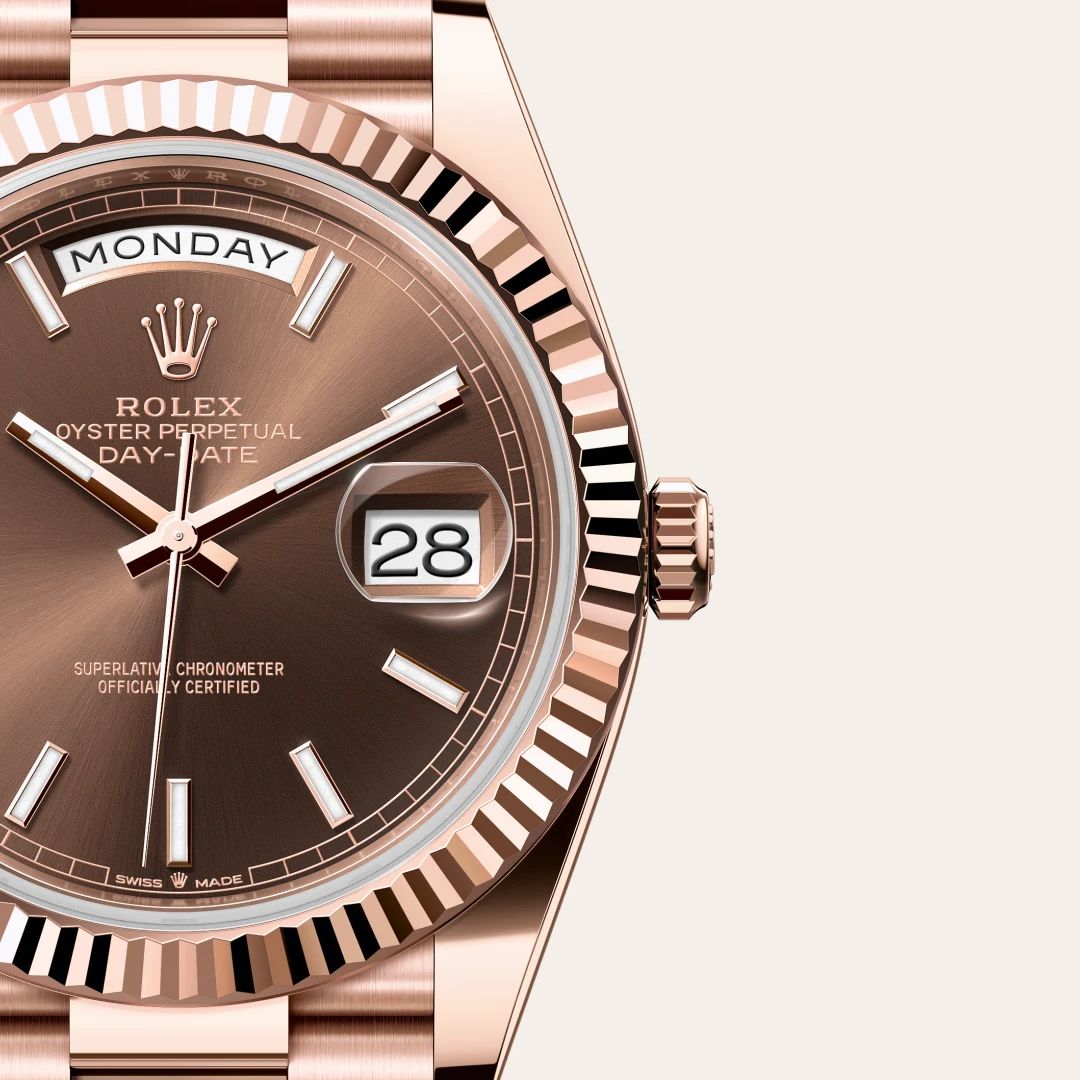Rolex Day-Date 40 in Oystersteelcon “Butterfly mother-of-pearl pavé”, lunetta Domed, bracciale Oystersteel