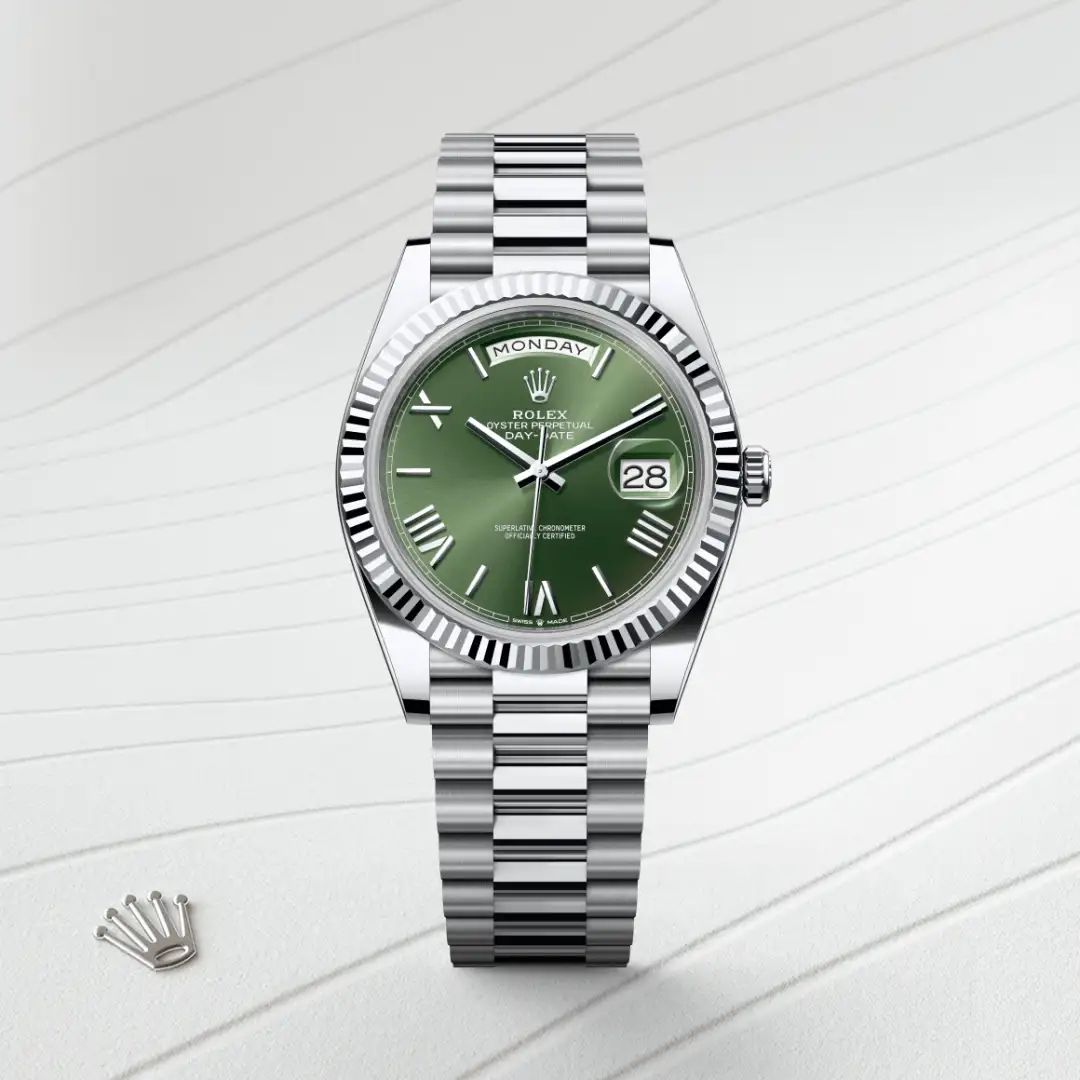 Rolex Day-Date 40 in Oystersteelcon “Butterfly mother-of-pearl pavé”, lunetta Domed, bracciale Oystersteel