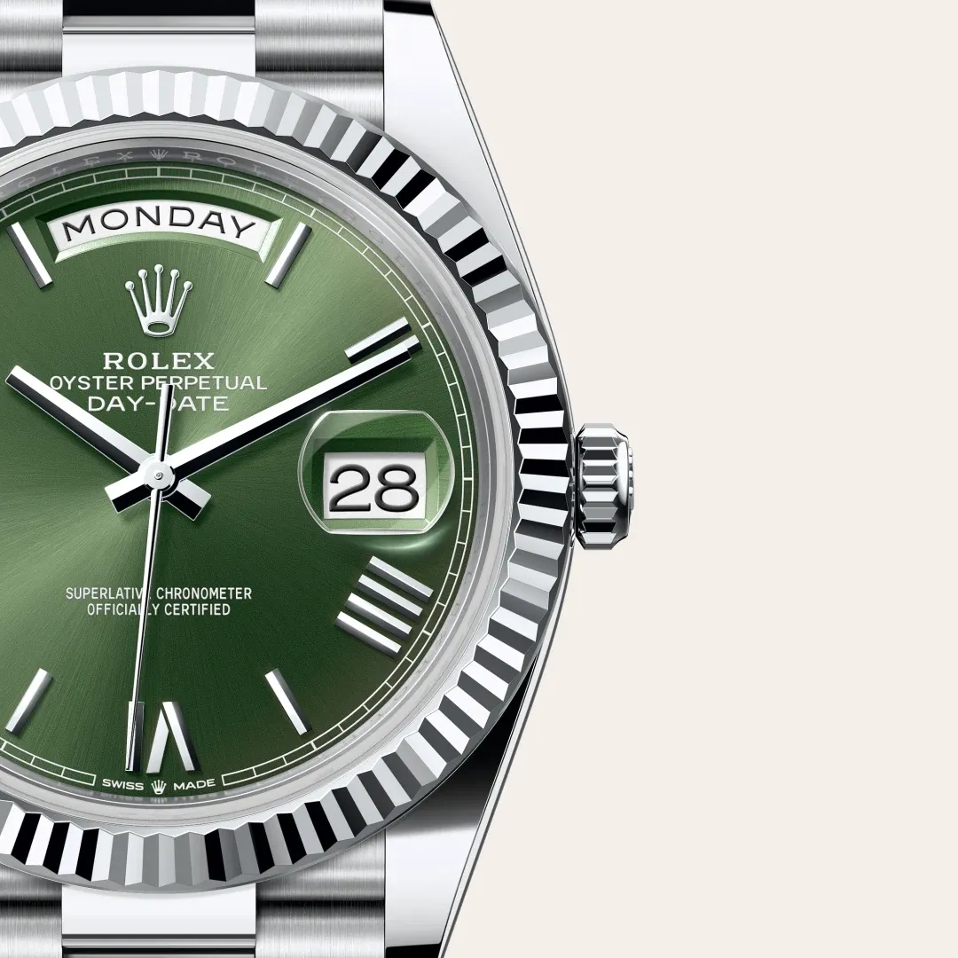 Rolex Day-Date 40 in Oystersteelcon “Butterfly mother-of-pearl pavé”, lunetta Domed, bracciale Oystersteel