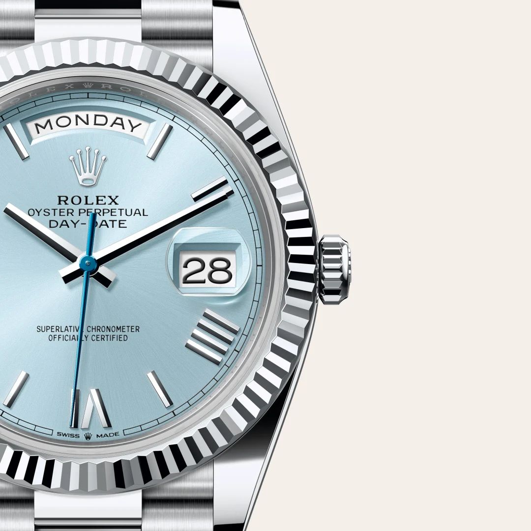 Rolex Day-Date 40 in Oystersteelcon “Butterfly mother-of-pearl pavé”, lunetta Domed, bracciale Oystersteel
