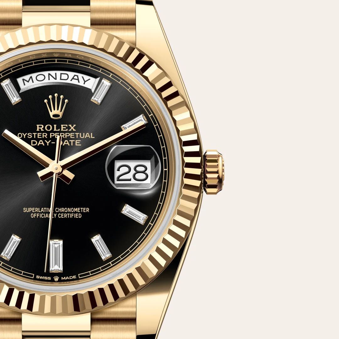 Rolex Day-Date 40 in Oystersteelcon “Butterfly mother-of-pearl pavé”, lunetta Domed, bracciale Oystersteel