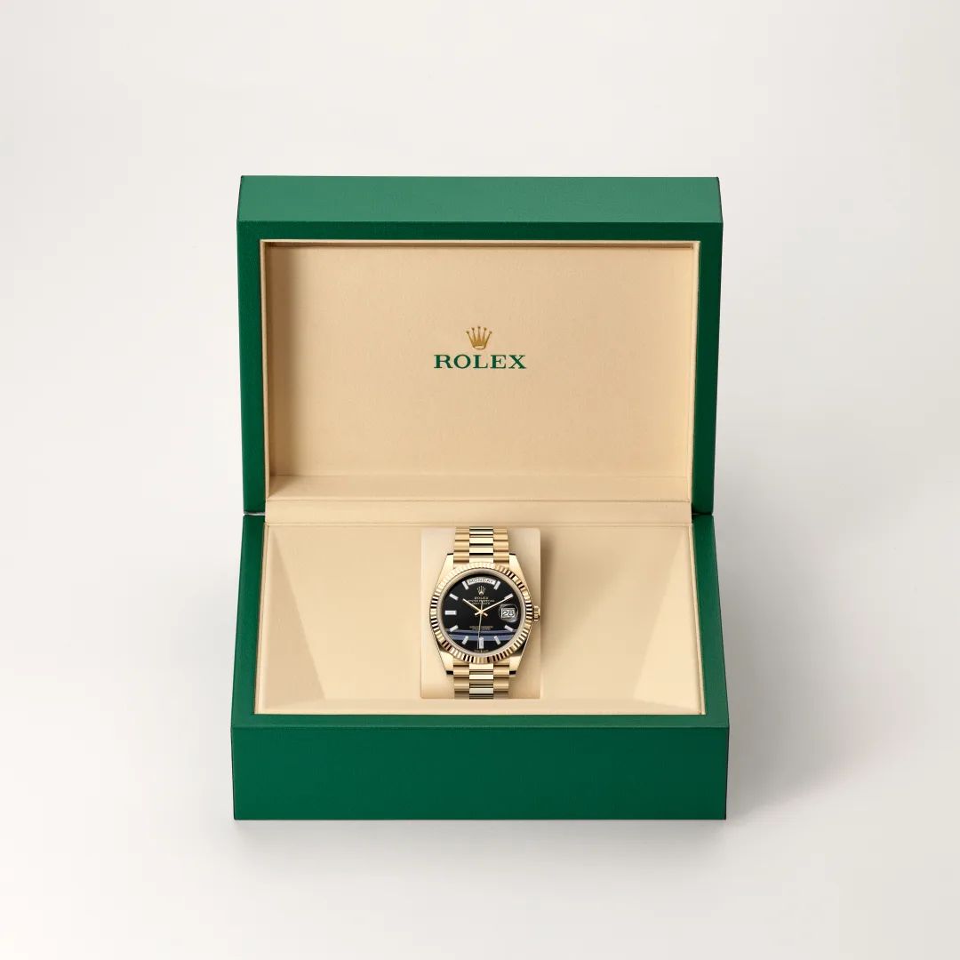 Rolex Day-Date 40 in Oystersteelcon “Butterfly mother-of-pearl pavé”, lunetta Domed, bracciale Oystersteel