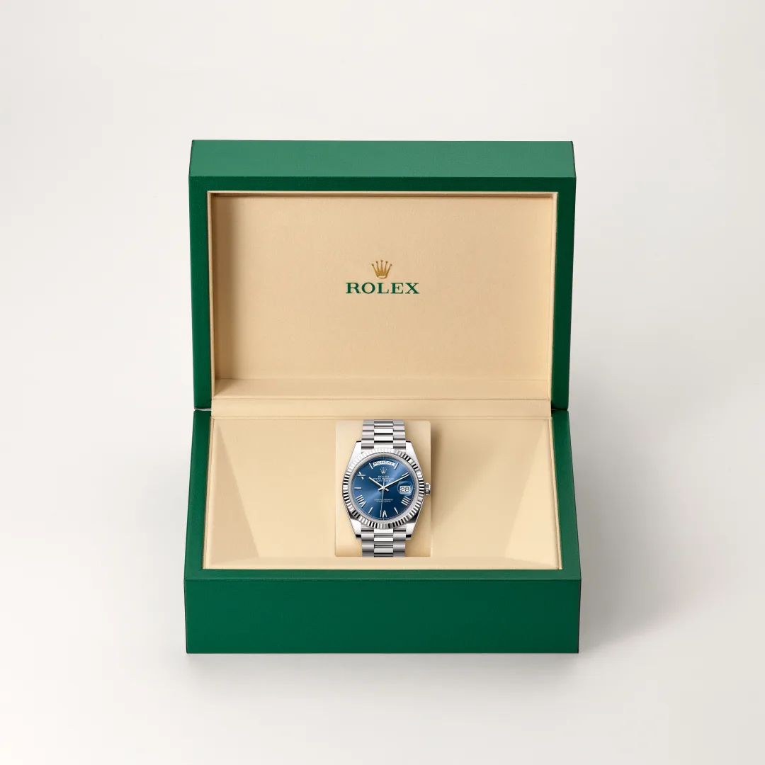 Rolex Day-Date 40 in Oystersteelcon “Butterfly mother-of-pearl pavé”, lunetta Domed, bracciale Oystersteel