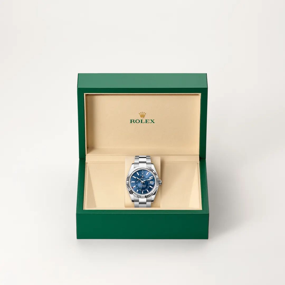 Rolex Sky-Dweller in Acciaio Oystersteelcon “Pavé madreperla farfalle”, lunetta Bombata, bracciale Acciaio Oystersteel