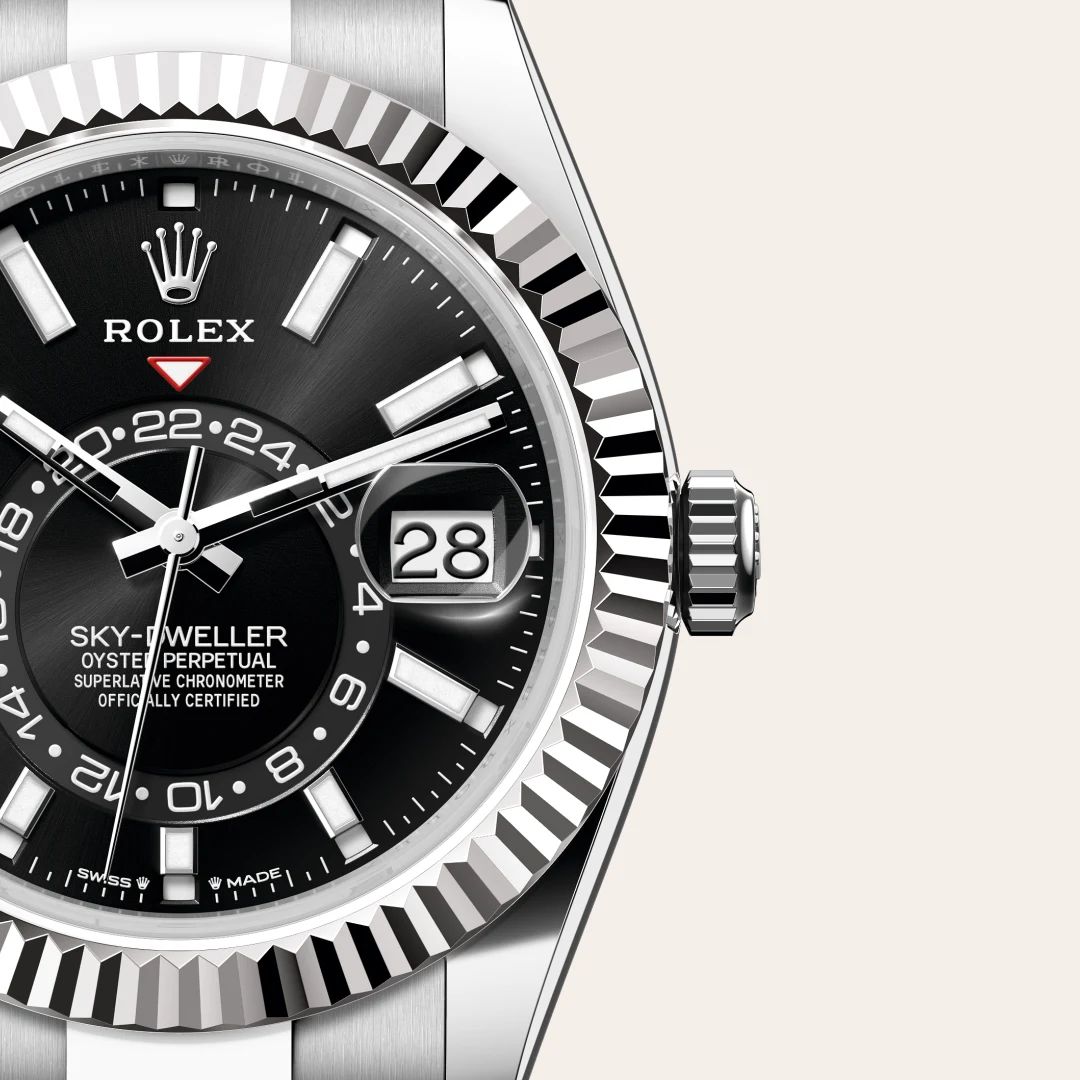 Rolex Sky-Dweller in Acciaio Oystersteelcon “Pavé madreperla farfalle”, lunetta Bombata, bracciale Acciaio Oystersteel