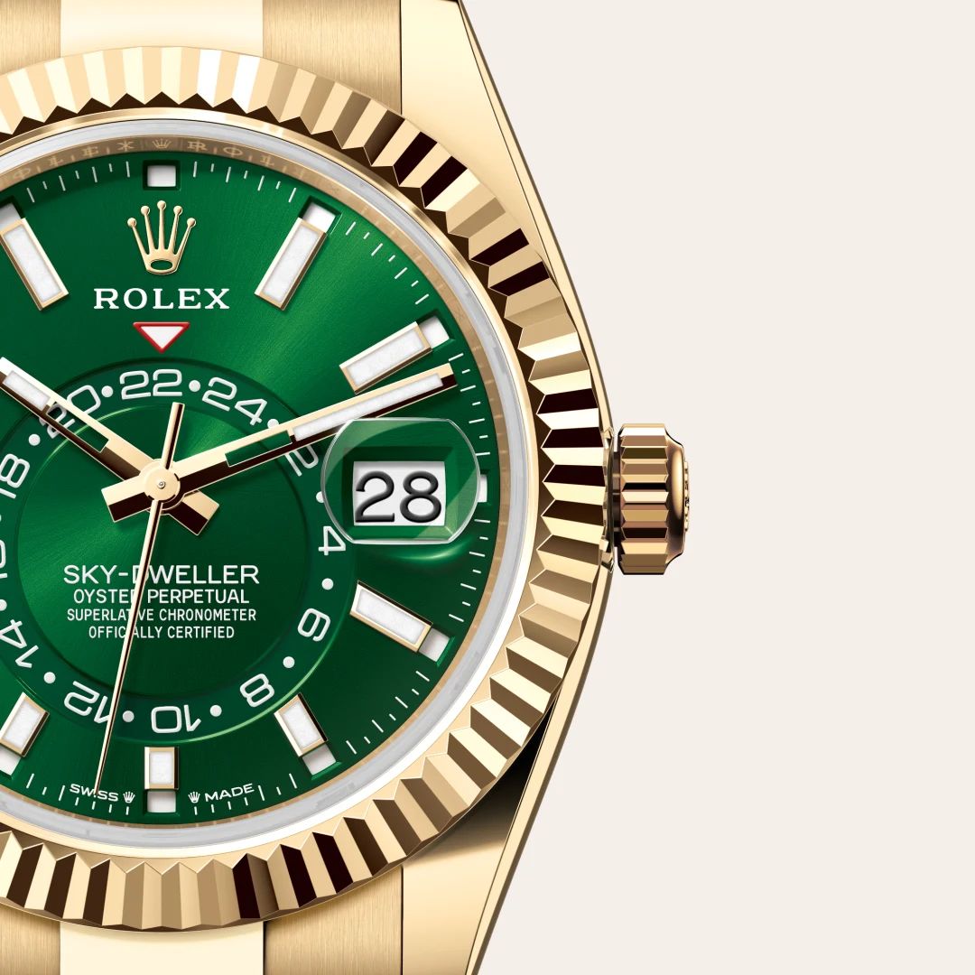 Rolex Sky-Dweller in Acciaio Oystersteelcon “Pavé madreperla farfalle”, lunetta Bombata, bracciale Acciaio Oystersteel