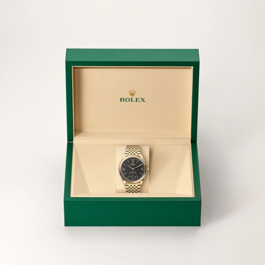 Rolex 1908 in Acciaio Oystersteelcon “Pavé madreperla farfalle”, lunetta Bombata, bracciale Acciaio Oystersteel
